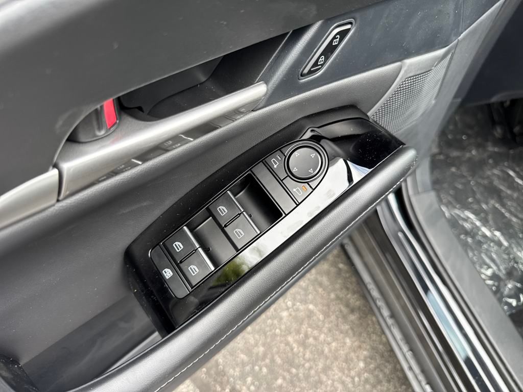 Vehicle image 35 of 39
