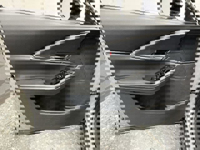 Vehicle image 23 of 32