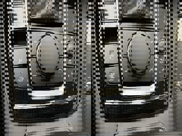 Vehicle image 22 of 32