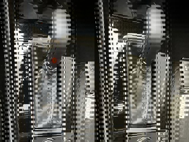 Vehicle image 21 of 32