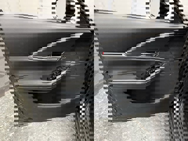 Vehicle image 24 of 32