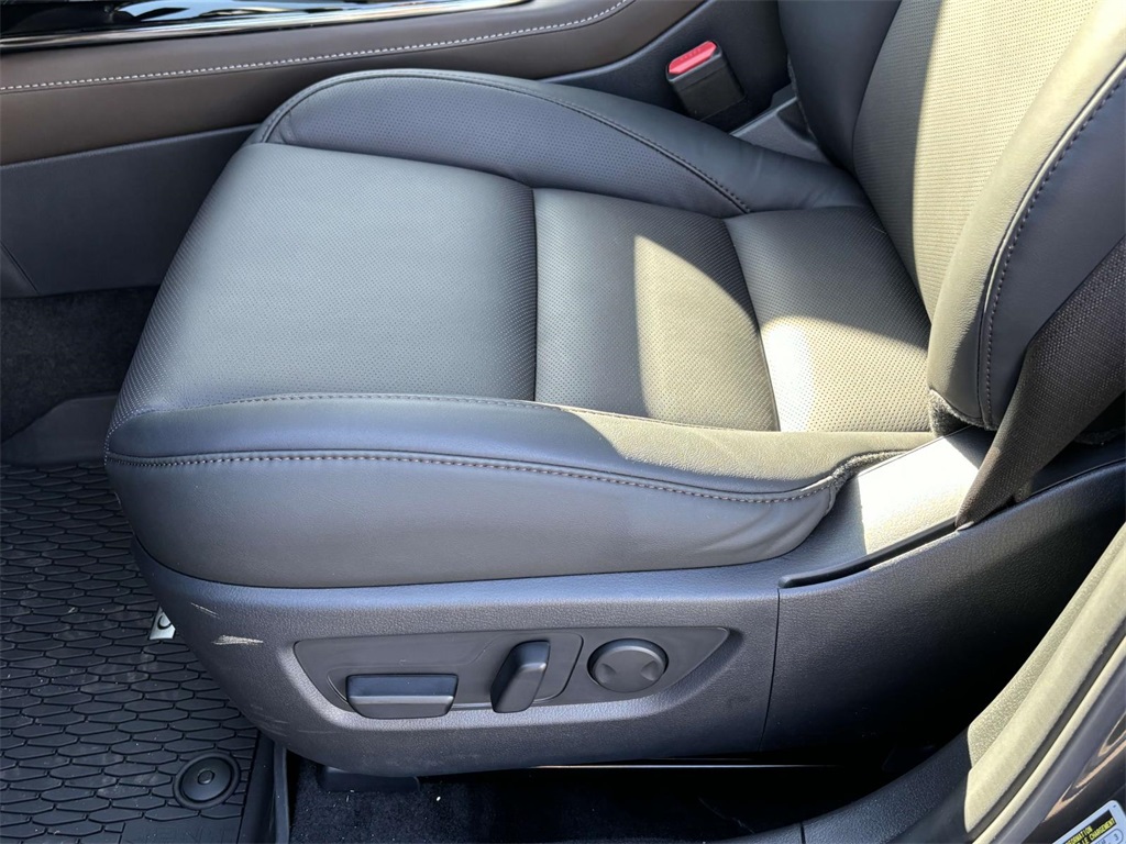 Vehicle image 9 of 35