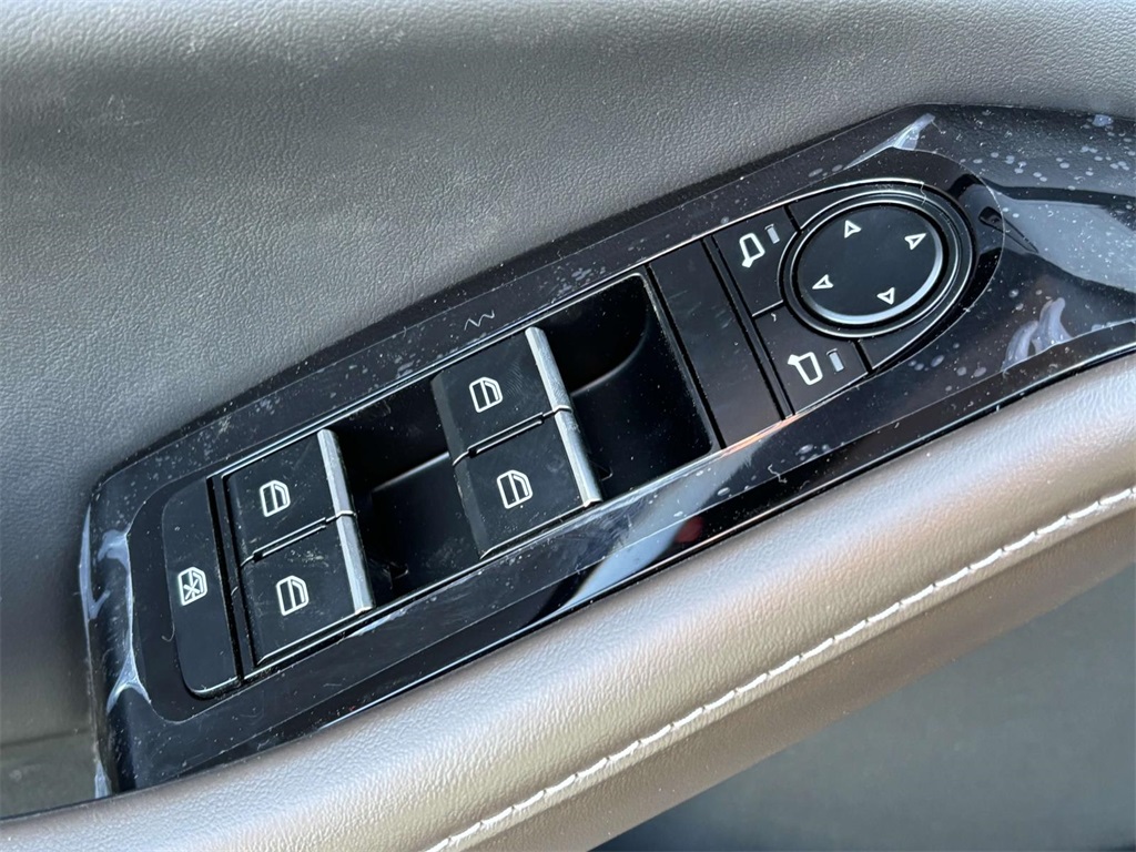 Vehicle image 14 of 35