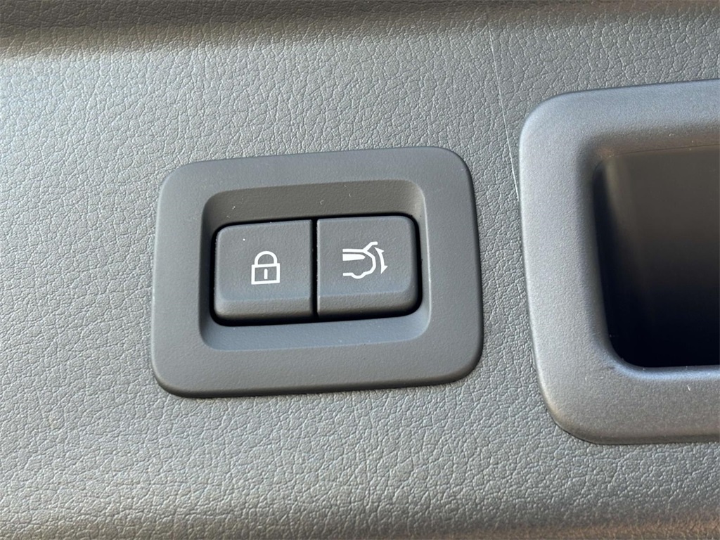 Vehicle image 33 of 35