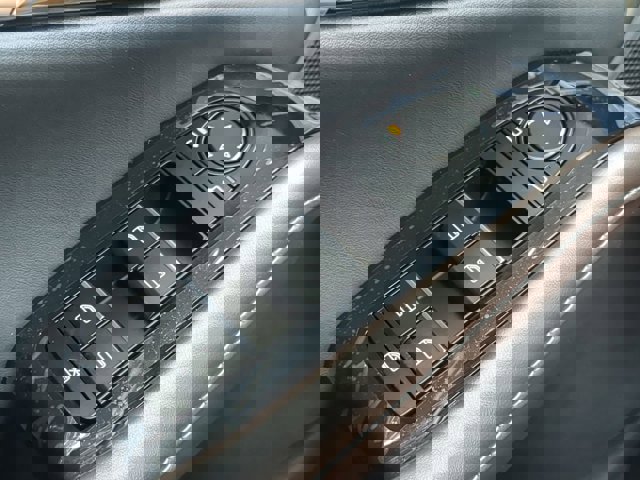 Vehicle image 23 of 28