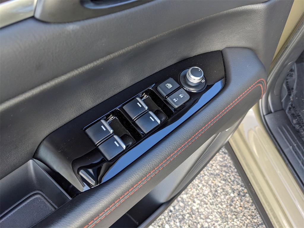 Vehicle image 27 of 40