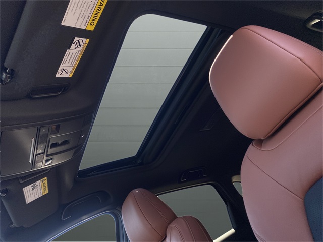 Vehicle image 28 of 30