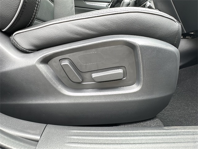 Vehicle image 33 of 37