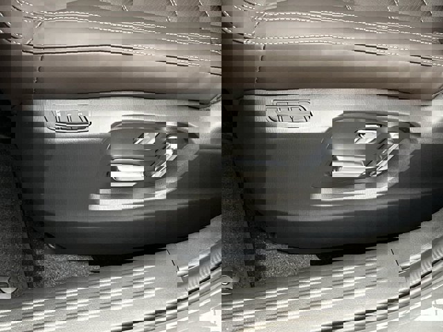 Vehicle image 17 of 40