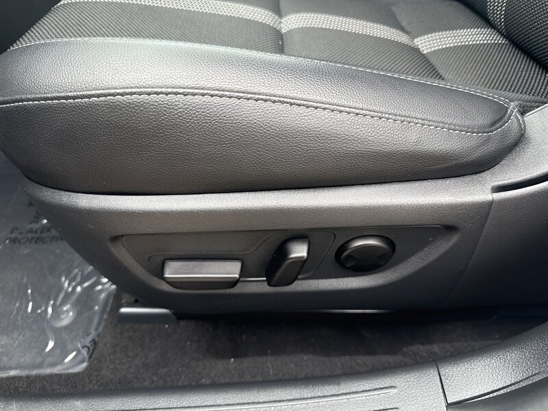 Vehicle image 18 of 42