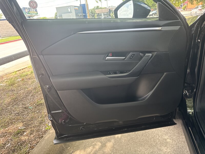 Vehicle image 23 of 32