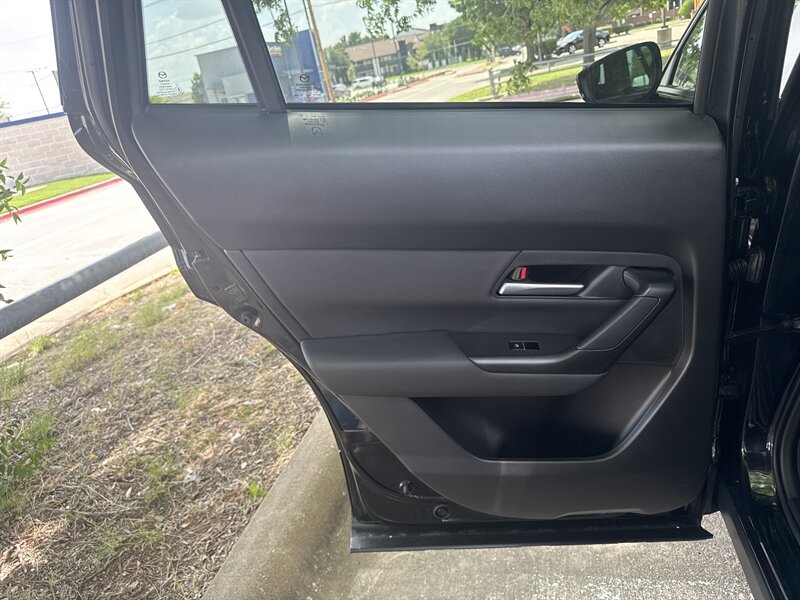 Vehicle image 27 of 32