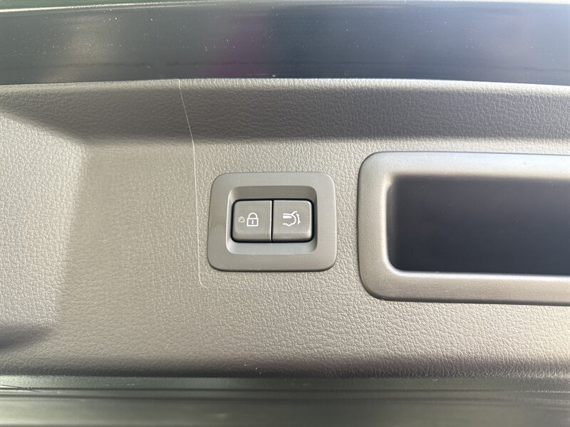 Vehicle image 25 of 32