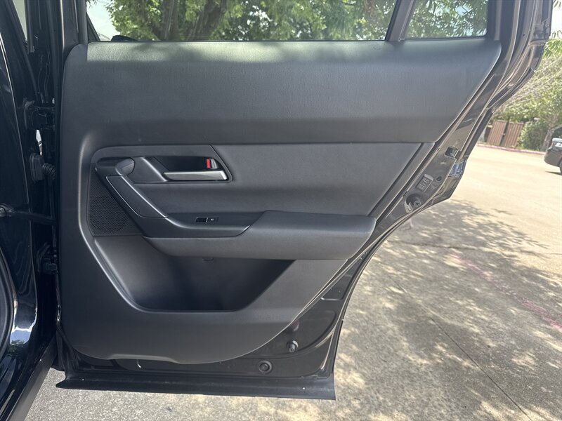 Vehicle image 29 of 32