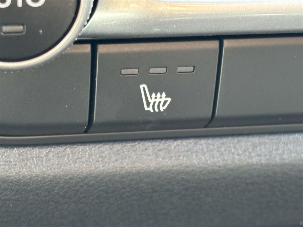 Vehicle image 21 of 32