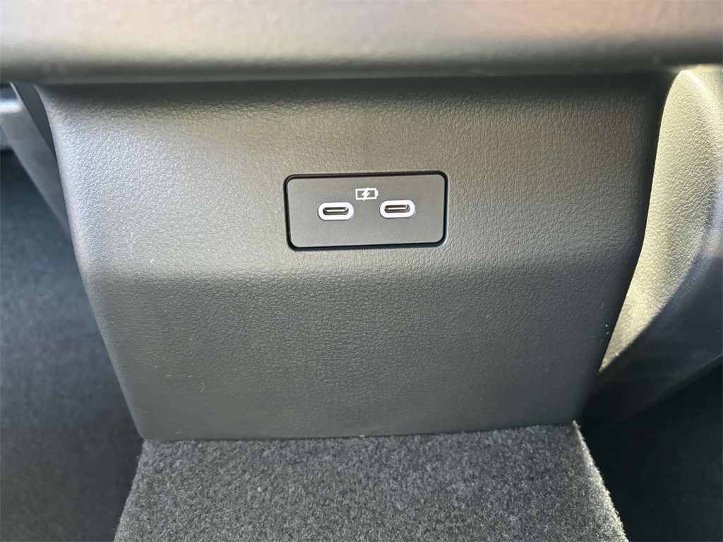 Vehicle image 26 of 32