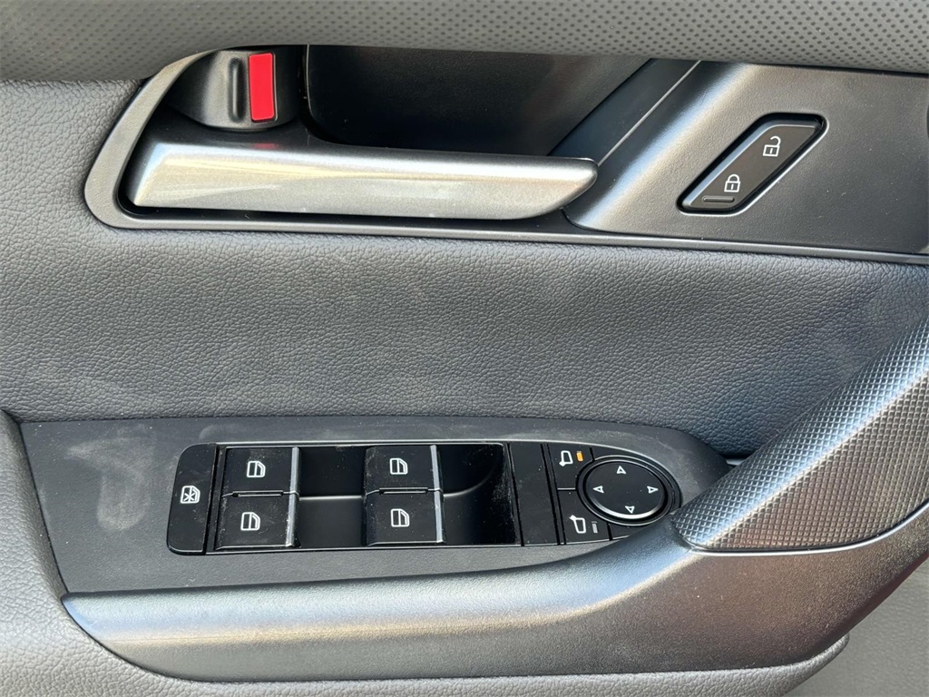 Vehicle image 13 of 32