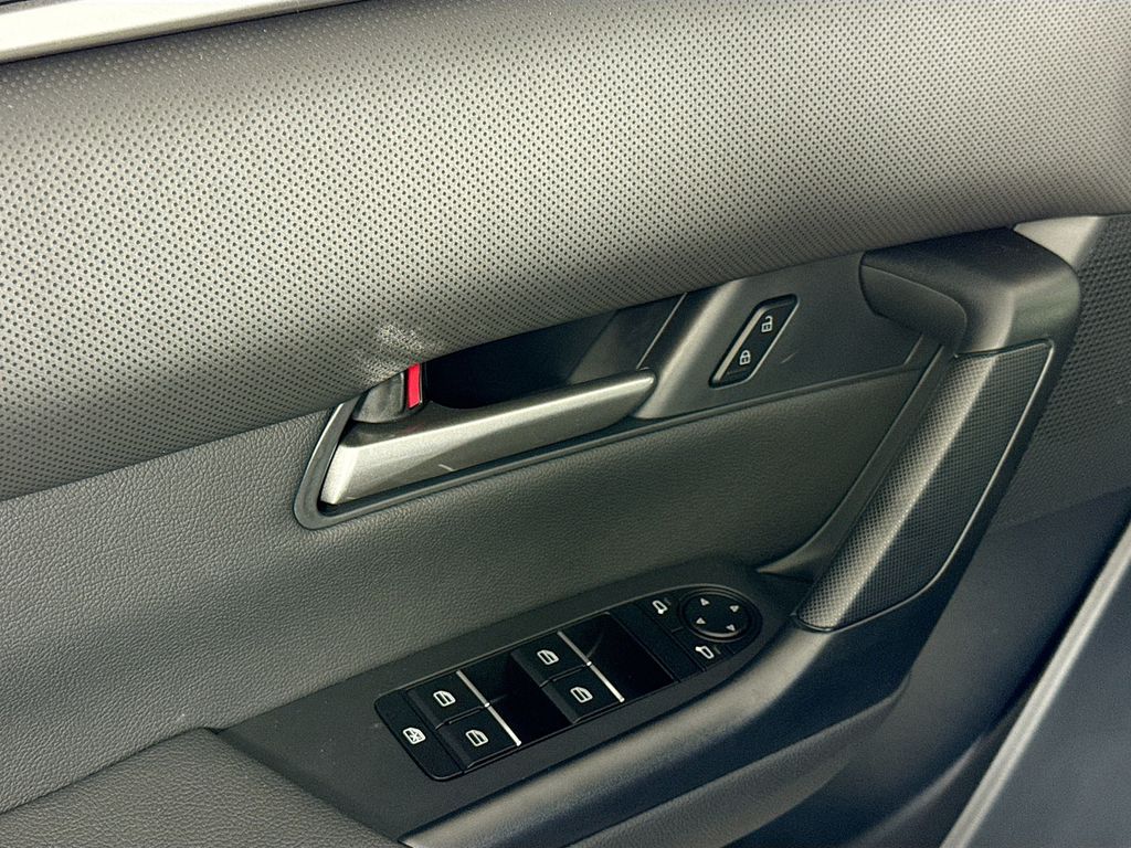 Vehicle image 18 of 32