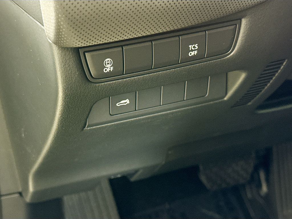 Vehicle image 10 of 32