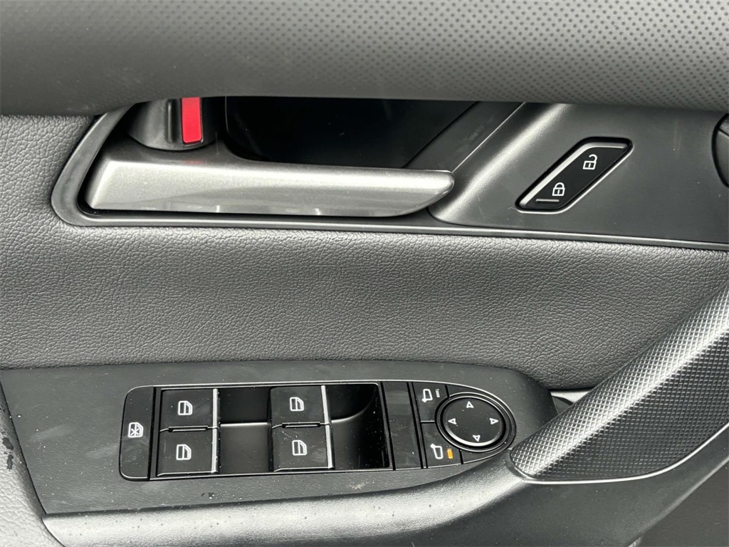 Vehicle image 13 of 32
