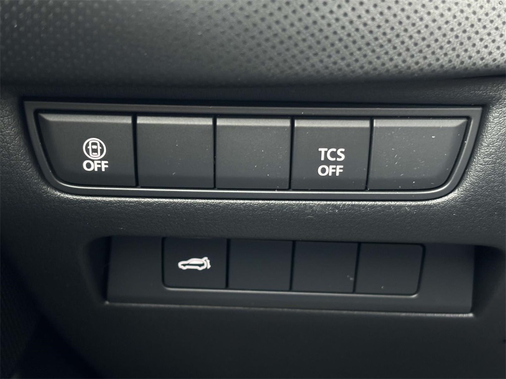 Vehicle image 14 of 32
