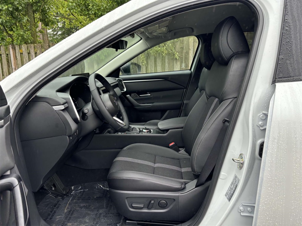 Vehicle image 8 of 32