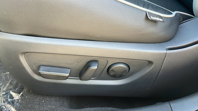 Vehicle image 28 of 40