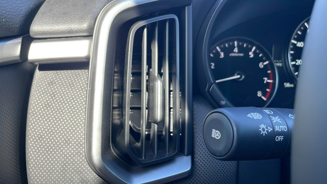 Vehicle image 25 of 40
