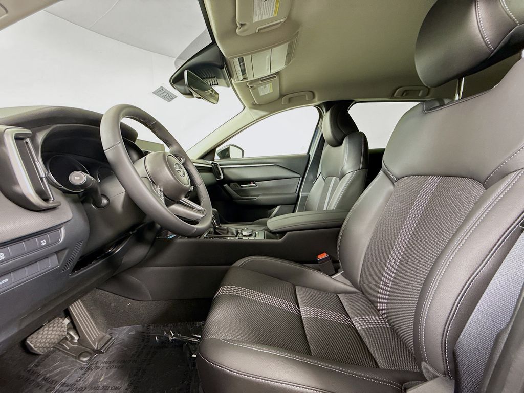 Vehicle image 21 of 32