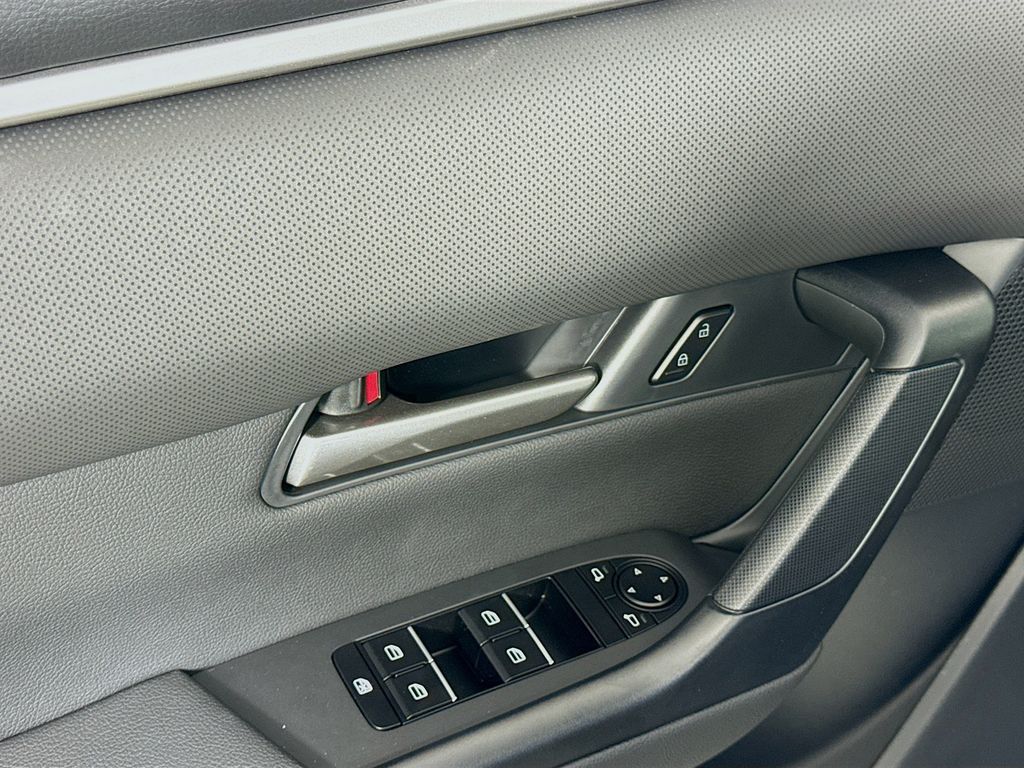 Vehicle image 18 of 32