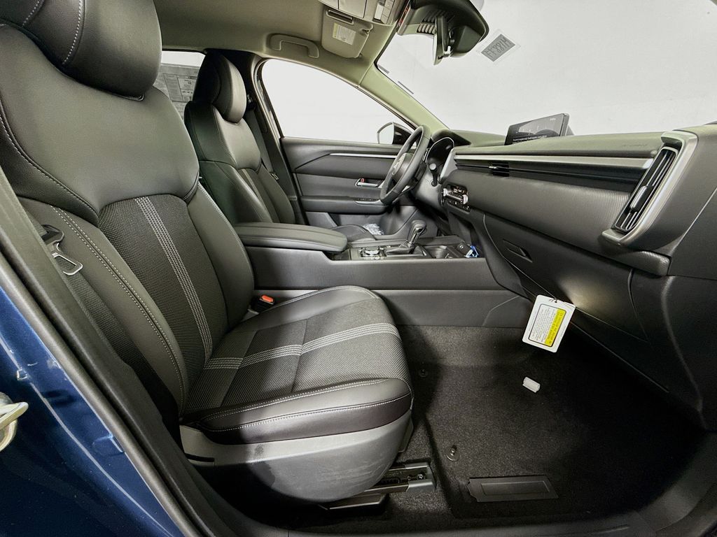 Vehicle image 28 of 32
