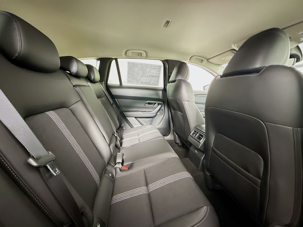 Vehicle image 27 of 32