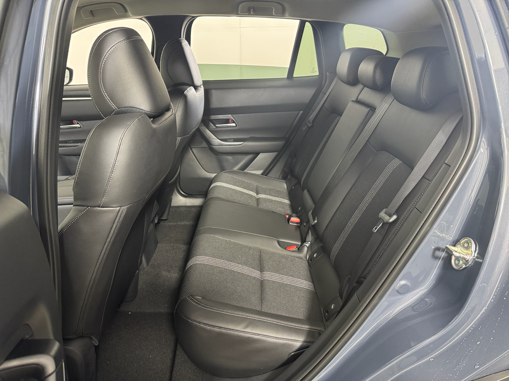 Vehicle image 31 of 33