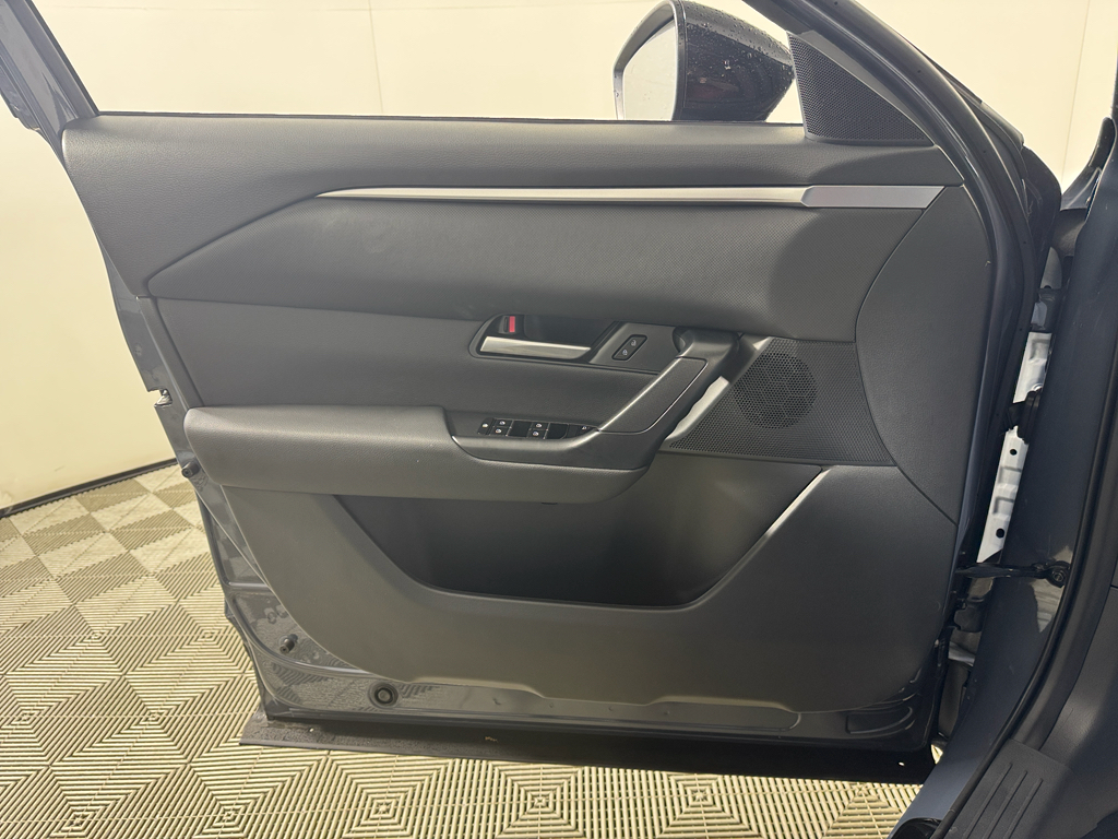 Vehicle image 28 of 33