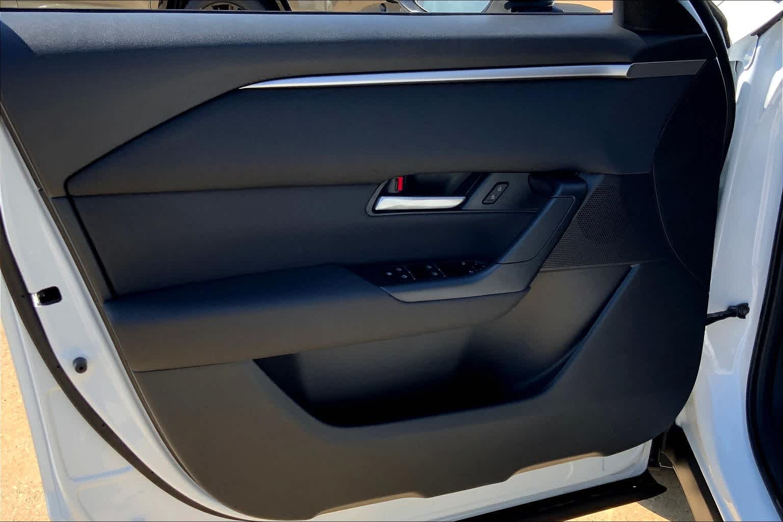 2025 Mazda CX-50 2.5 S Preferred Package Image 14 of 19