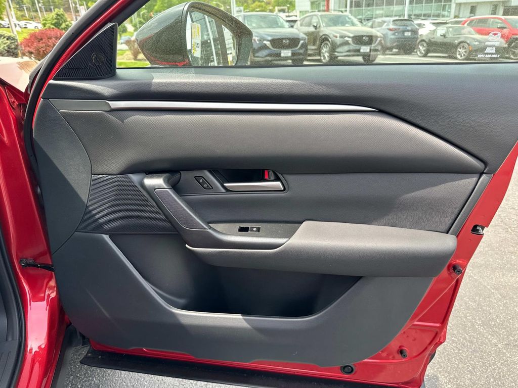 Vehicle image 27 of 35