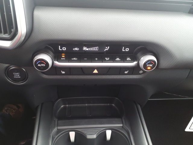 Vehicle image 17 of 23