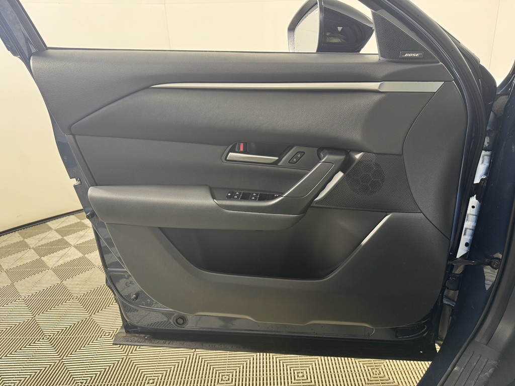 Vehicle image 28 of 33