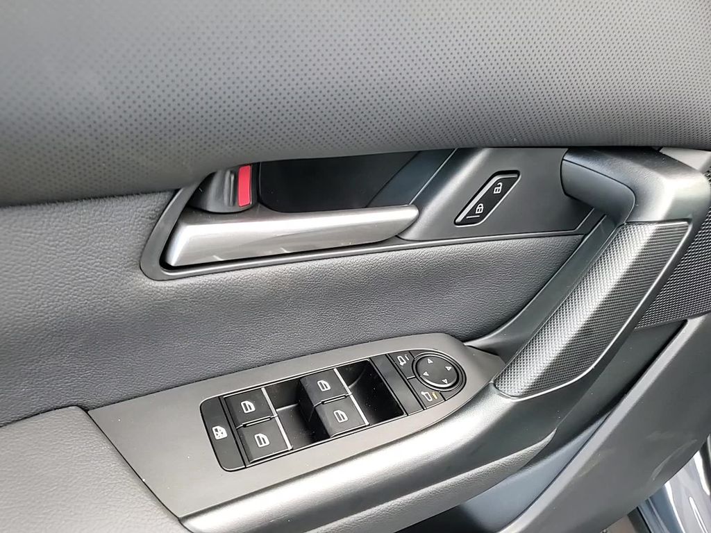 2025 Mazda CX-50 2.5 S Premium Package Image 19 of 24