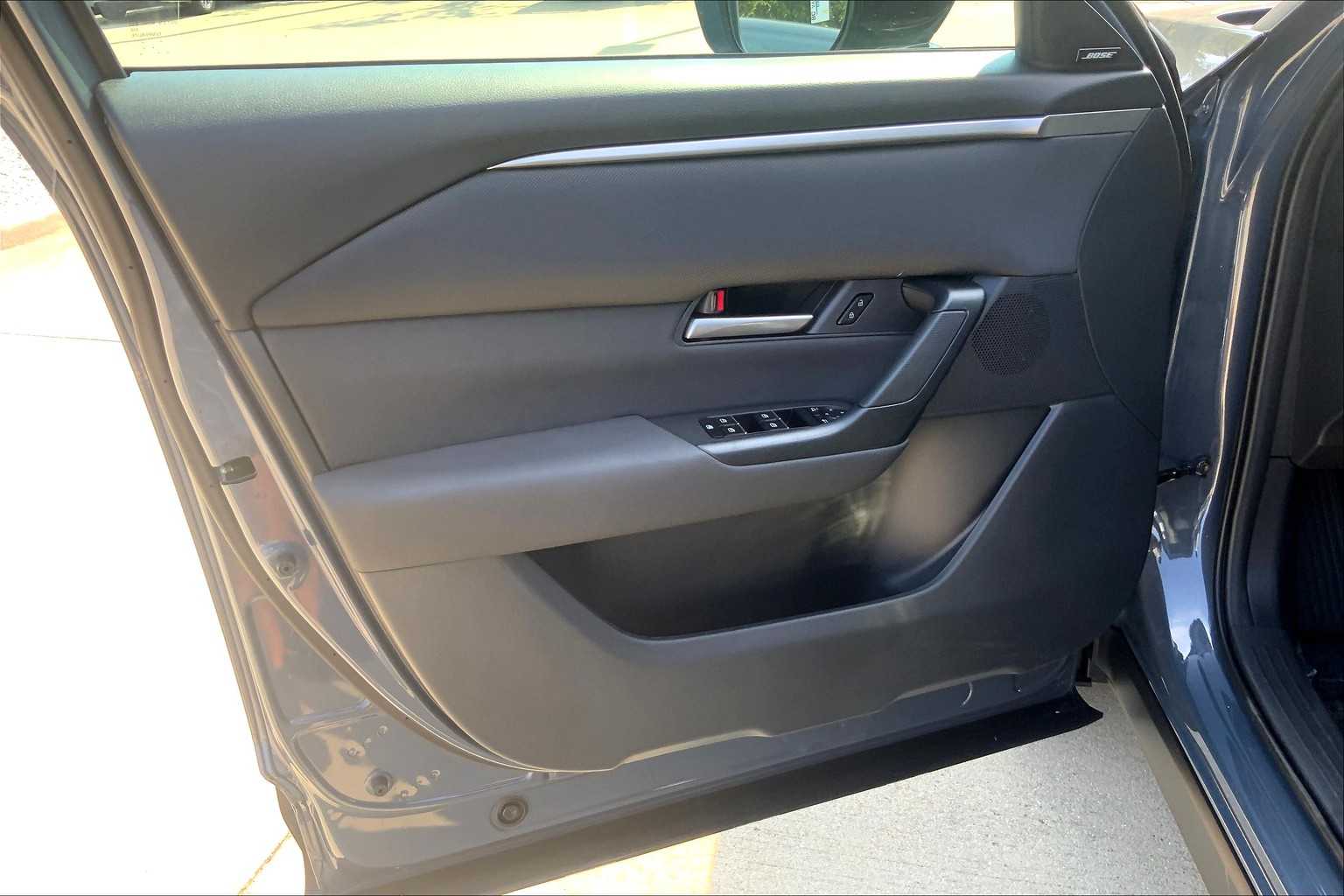 2025 Mazda CX-50 2.5 S Premium Package Image 14 of 19