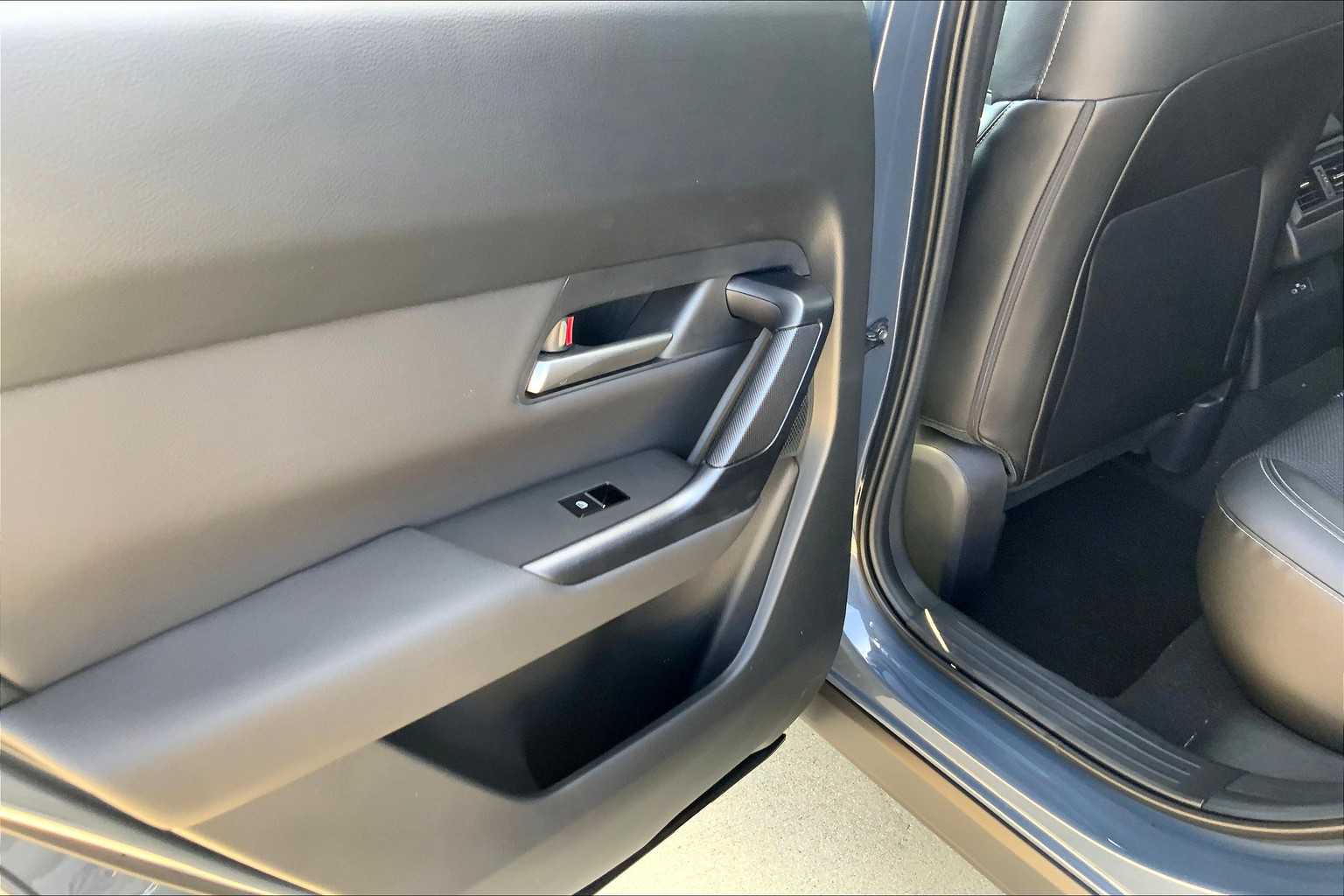 2025 Mazda CX-50 2.5 S Premium Package Image 15 of 19