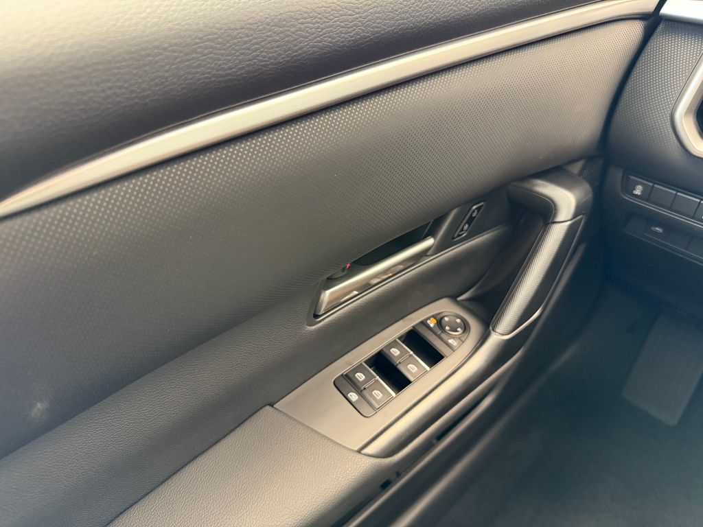 2025 Mazda CX-50 2.5 S Premium Package Image 17 of 32