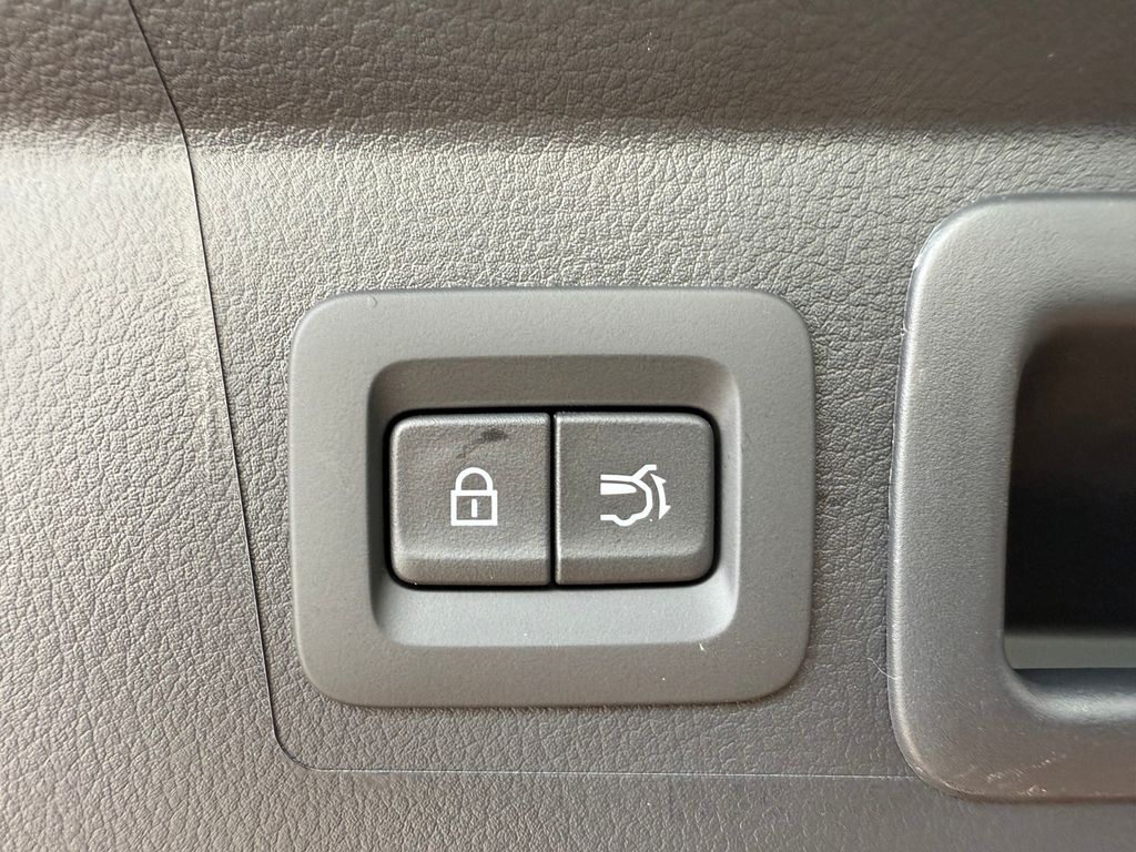 2025 Mazda CX-50 2.5 S Premium Package Image 24 of 32