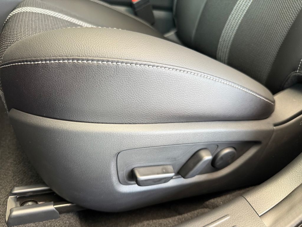 2025 Mazda CX-50 2.5 S Premium Package Image 27 of 32
