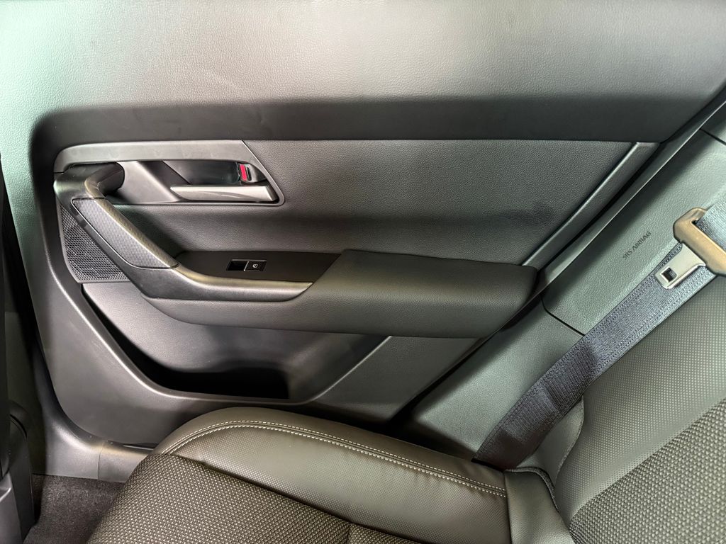 2025 Mazda CX-50 2.5 S Premium Package Image 18 of 32
