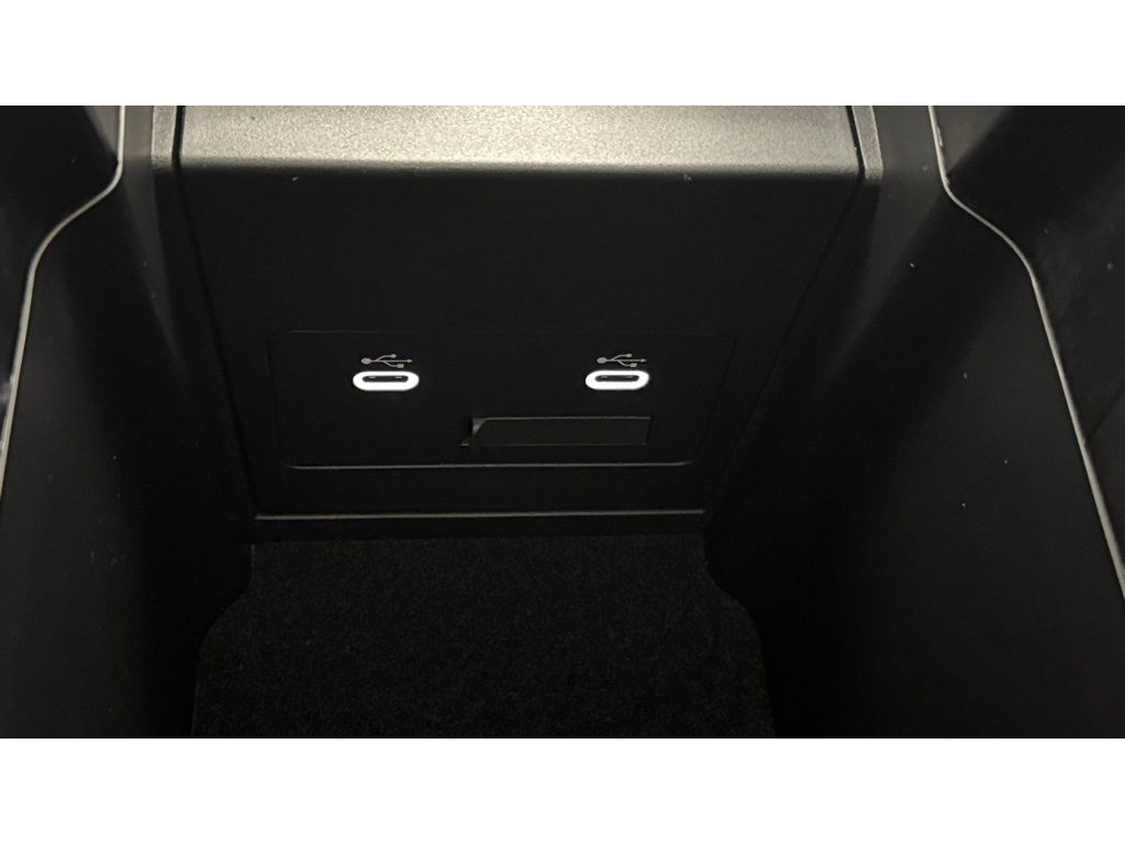Vehicle image 27 of 34
