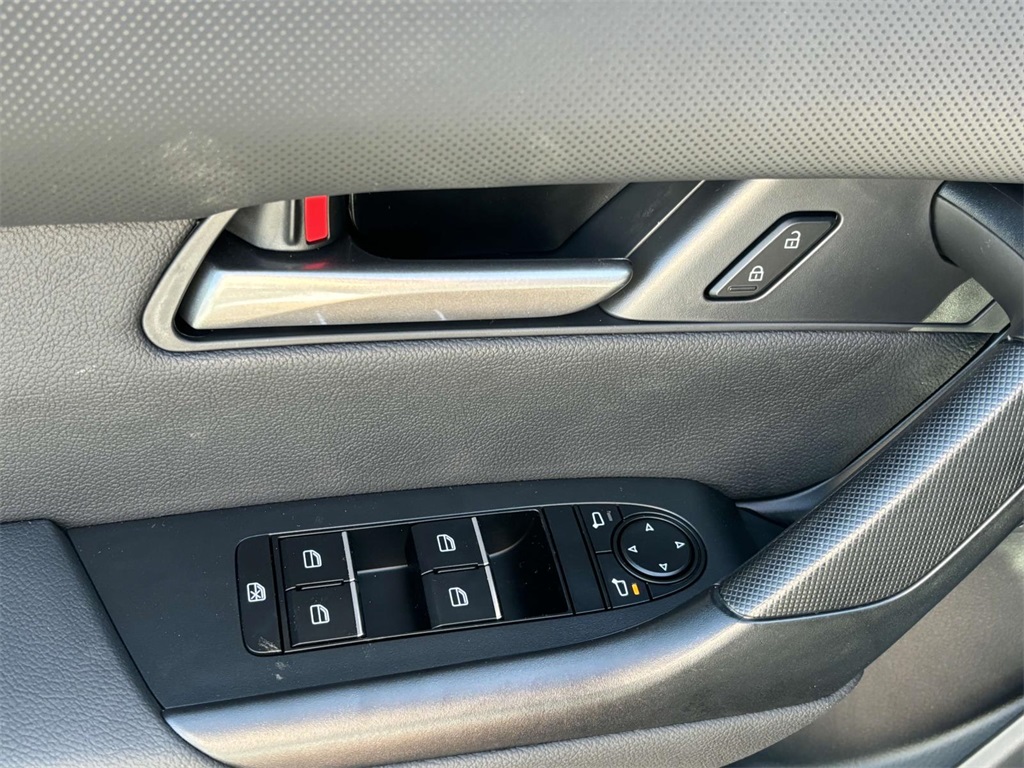 Vehicle image 14 of 33