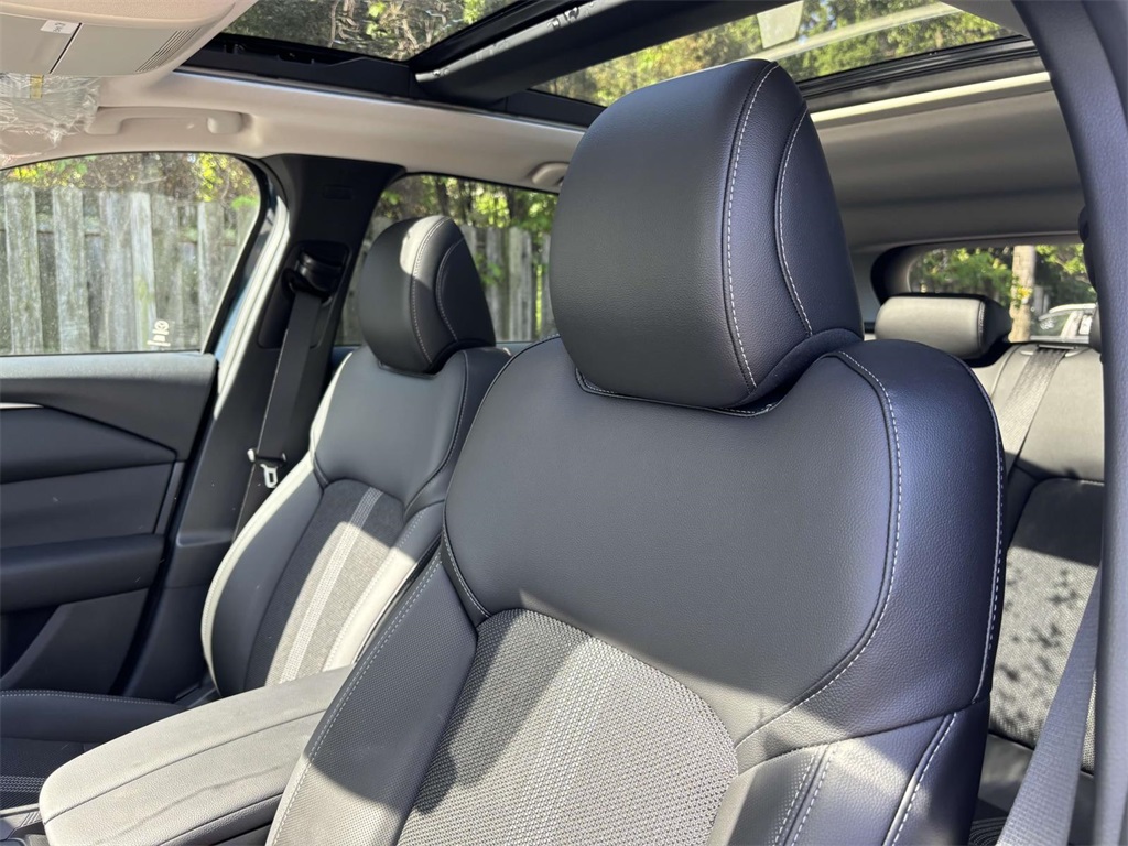 Vehicle image 10 of 33