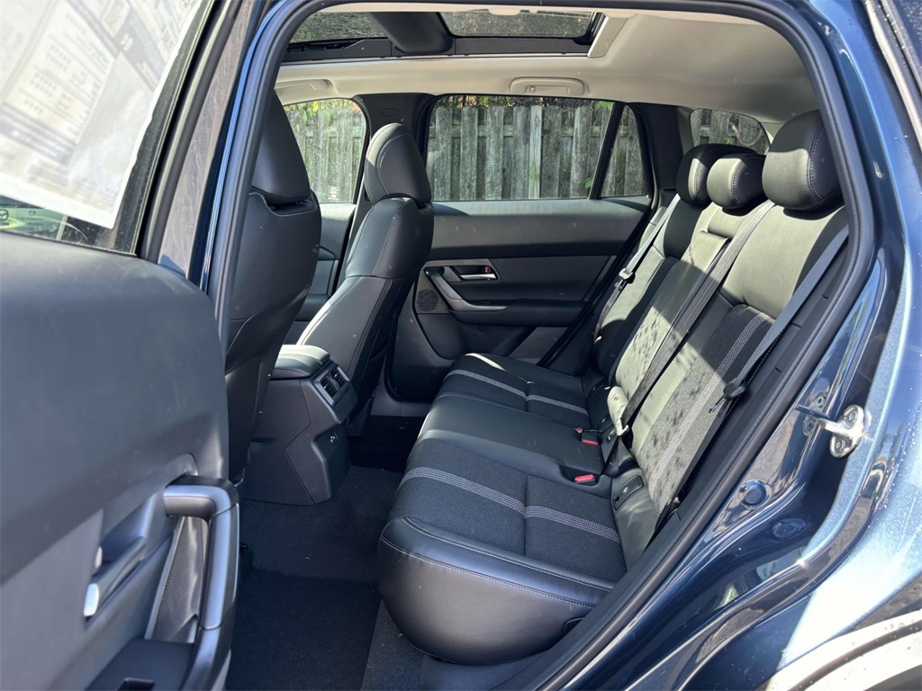 Vehicle image 26 of 33
