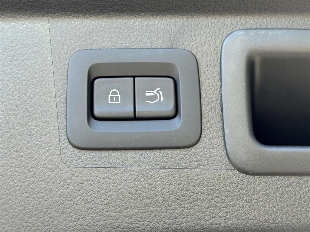 Vehicle image 32 of 33